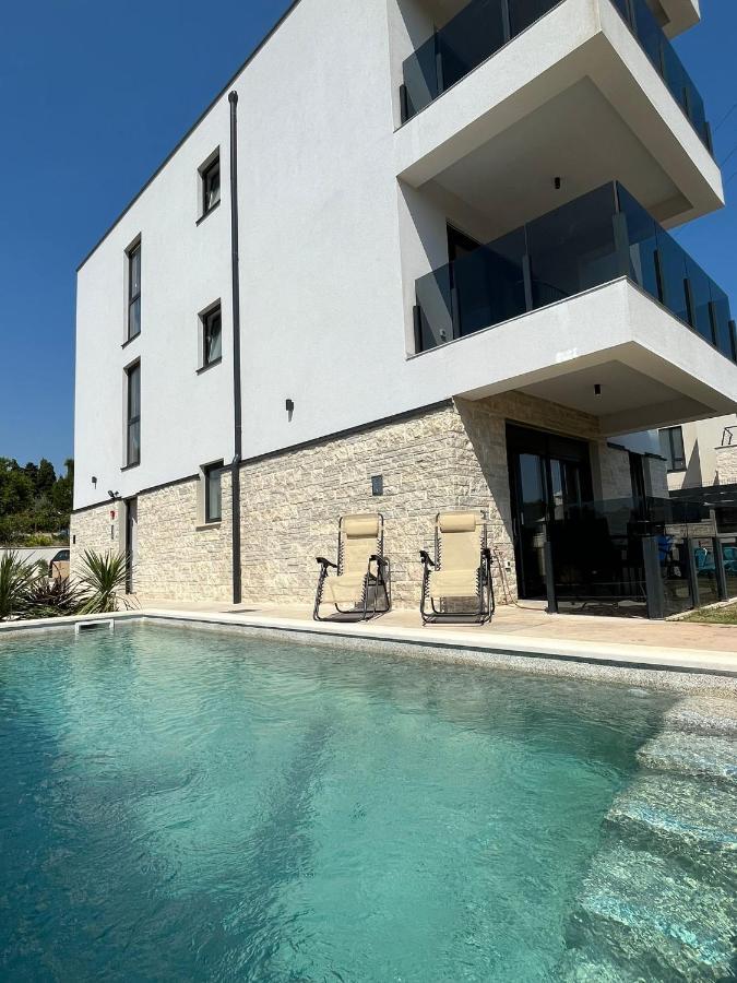 J&N Hill'S Residence With Swimming Pool Медулин Екстериор снимка